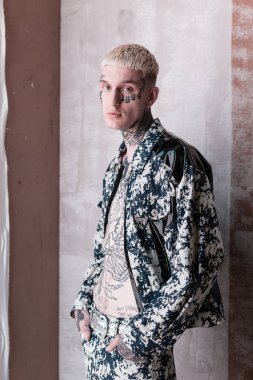 Kulislerde poz veren modeller