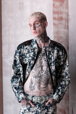 Kulislerde poz veren modeller