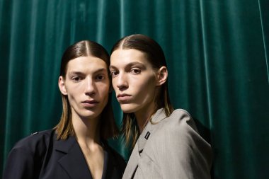 Kulislerde poz veren modeller