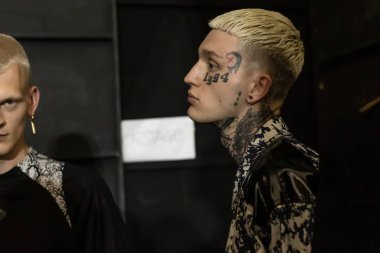 Kulislerde poz veren modeller