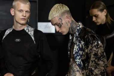 Kulislerde poz veren modeller