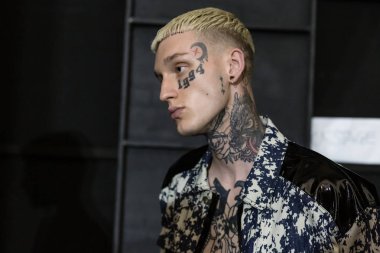 Kulislerde poz veren modeller