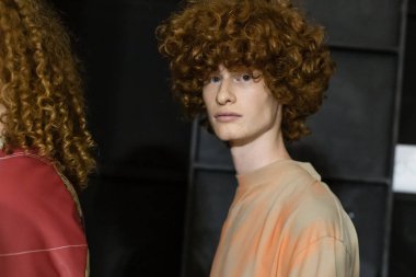 Kulislerde poz veren modeller