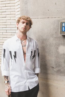 Şık adam Milan erkekler moda haftasında poz