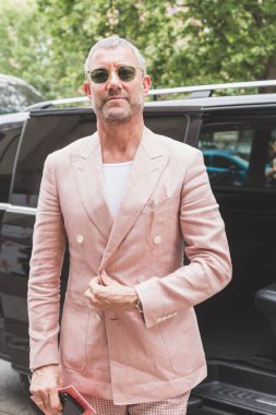 Şık adam Milan erkekler moda haftasında poz