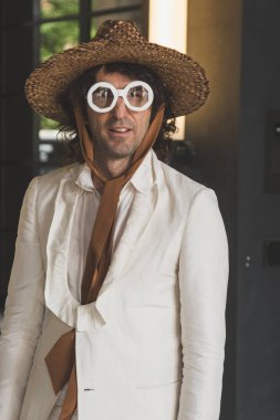 Şık adam Milan erkekler moda haftasında poz