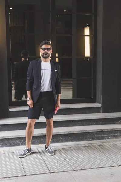 Modieuze man die zich voordeed tijdens de mannen van de Milan Fashion Week — Stockfoto