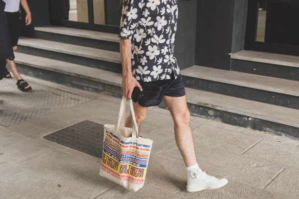 El hombre a la moda posando durante la Semana de la Moda de Milán Hombres — Foto de Stock