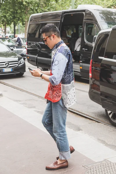 Fashionable man posing during Milan Men's Fashion Week — Stock Photo, Image