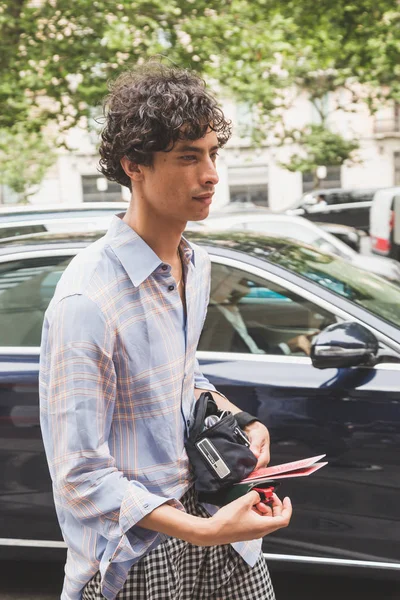 Fashionable man posing during Milan Men's Fashion Week — Stock Photo, Image