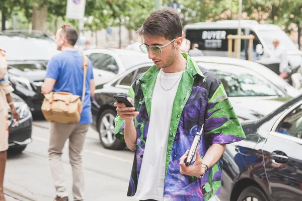 Homme à la mode posant pendant la Fashion Week de Milan — Photo