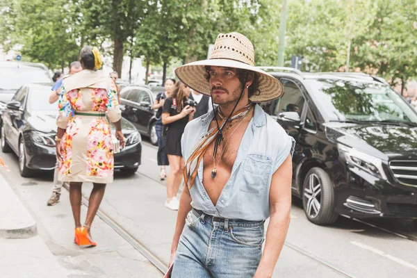 Homme à la mode posant pendant la Fashion Week de Milan — Photo