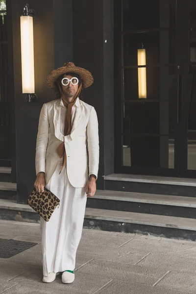 Homme à la mode posant pendant la Fashion Week de Milan — Photo