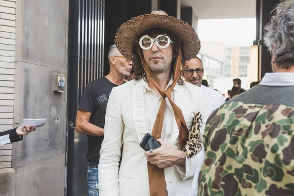 Homme à la mode posant pendant la Fashion Week de Milan — Photo