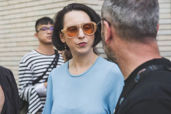 Fashionable woman posing during Milan Men's Fashion Week — Stock Photo, Image