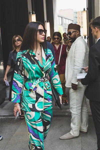 Mujer de moda posando durante Milan Semana de la Moda Masculina — Foto de Stock