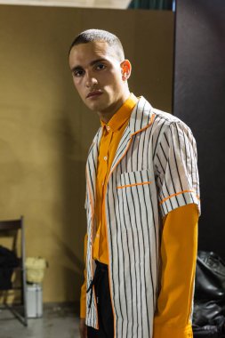 Kuliste poz veren model