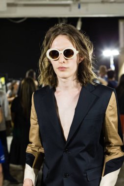 Kuliste poz veren model