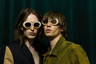 Kulislerde poz veren modeller