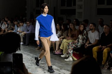 Güzel model pist yürüyüş