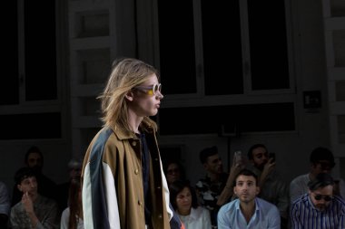 Güzel model pist yürüyüş