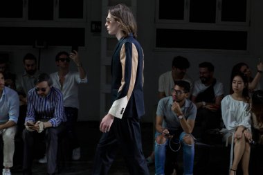 Güzel model pist yürüyüş