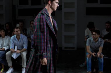 Güzel model pist yürüyüş