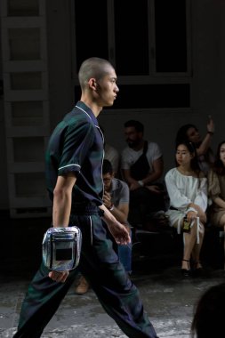 Güzel model pist yürüyüş