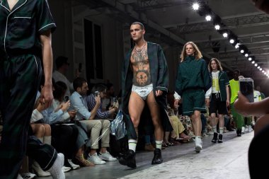 Pist yürüyüş güzel modelleri