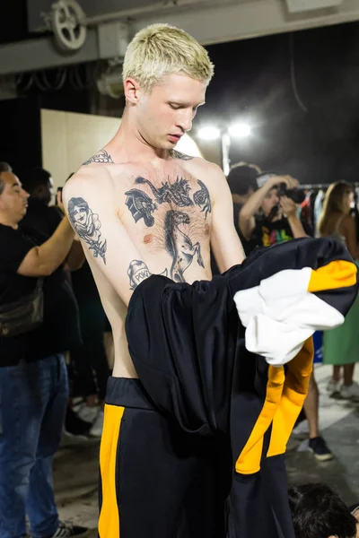 Model posing in the backstage — Stock Photo, Image