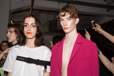 Backstage içinde poz güzel modelleri