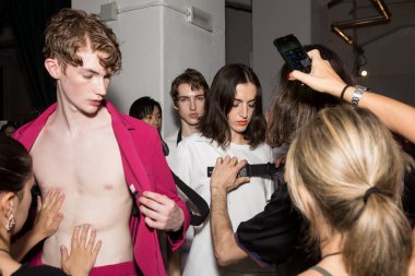 Backstage içinde poz güzel modelleri