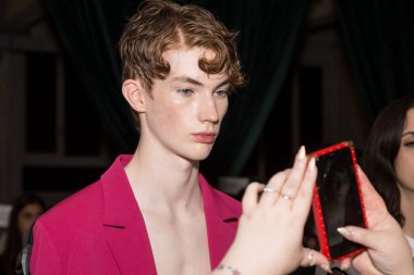 Güzel model backstage içinde poz