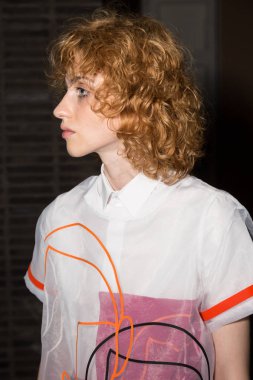 Güzel model backstage içinde poz