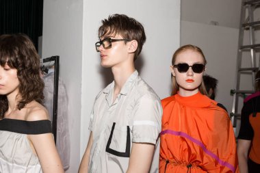 Backstage içinde poz güzel modelleri