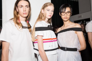 Backstage içinde poz güzel modelleri