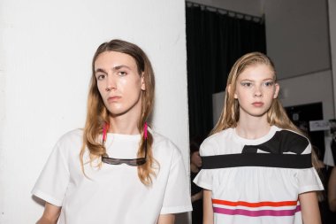 Backstage içinde poz güzel modelleri