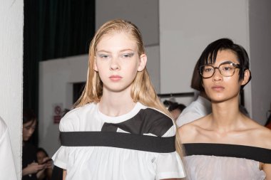 Backstage içinde poz güzel modelleri