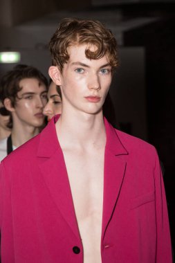 Güzel model backstage içinde poz