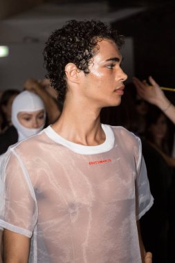 Güzel model backstage içinde poz