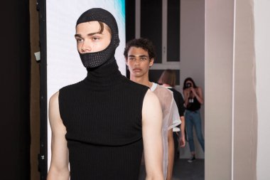 Backstage içinde poz güzel modelleri