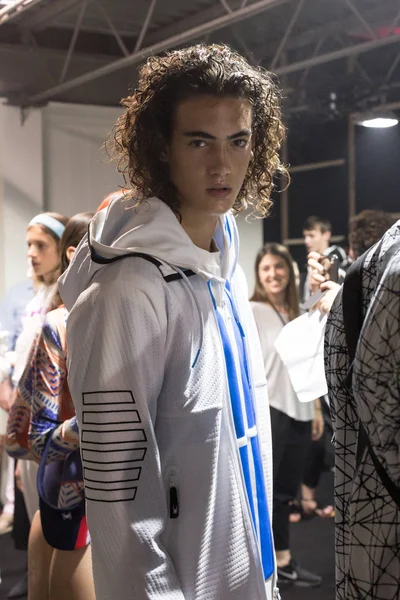 Model posing in the backstage — Stock Photo, Image