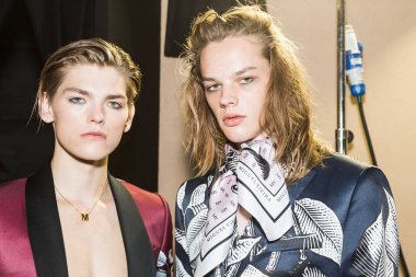 Kulislerde poz veren modeller