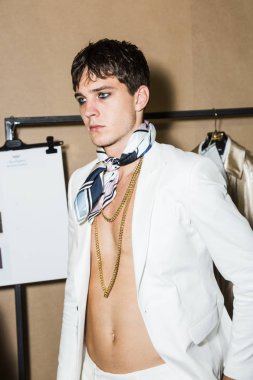 Kuliste poz veren model