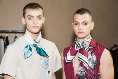 Kulislerde poz veren modeller