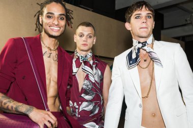 Kulislerde poz veren modeller