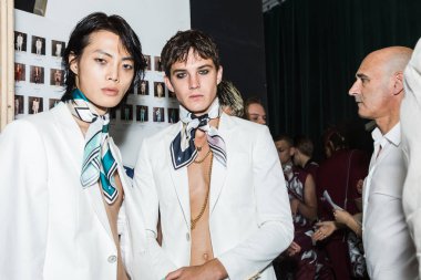 Kulislerde poz veren modeller