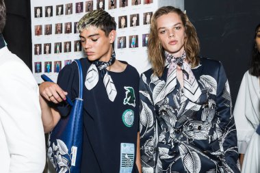 Kulislerde poz veren modeller