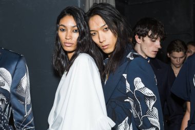 Kulislerde poz veren modeller