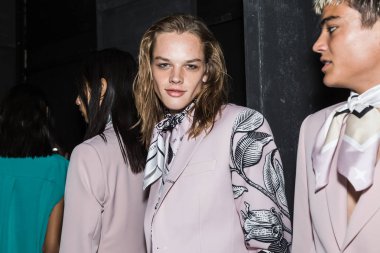 Kulislerde poz veren modeller